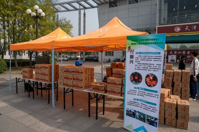 消费促振兴 爱心满校园——我校成功举办农产品进校园展销活动